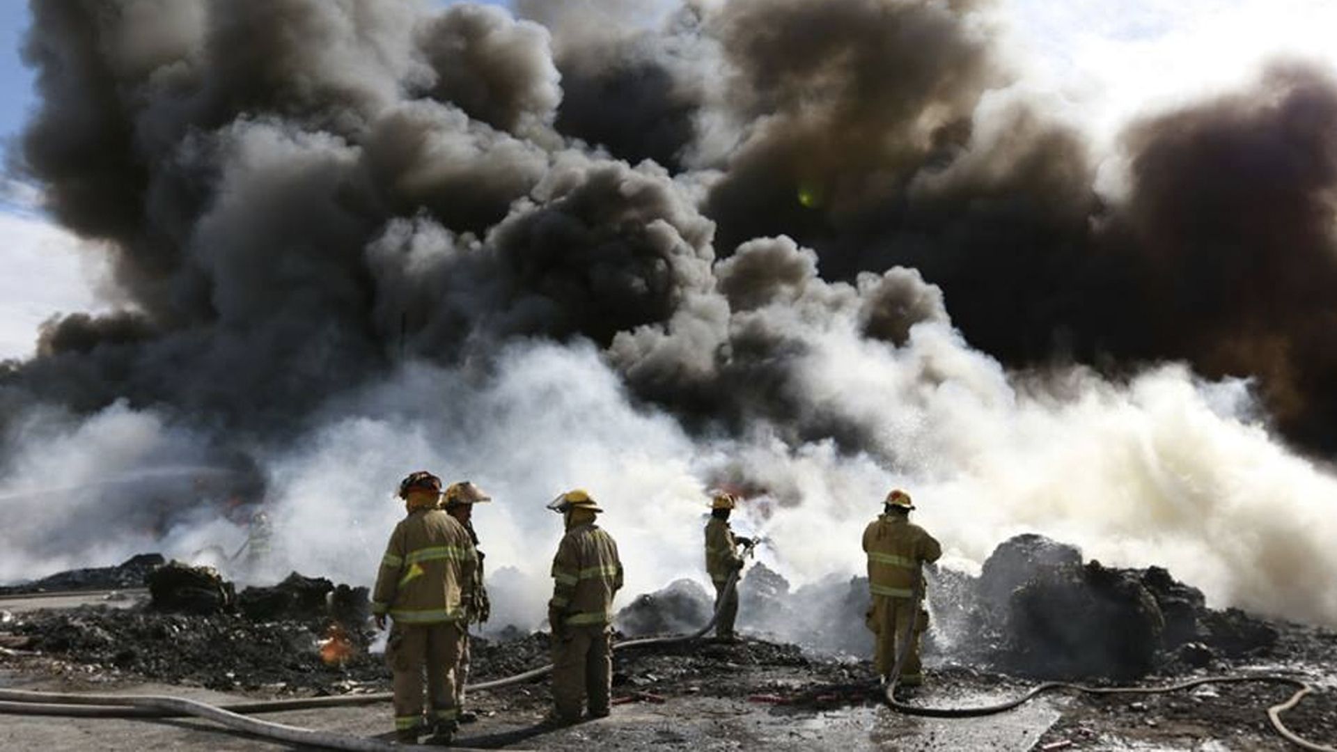 Incendio consume planta recicladora en Ciudad Juárez