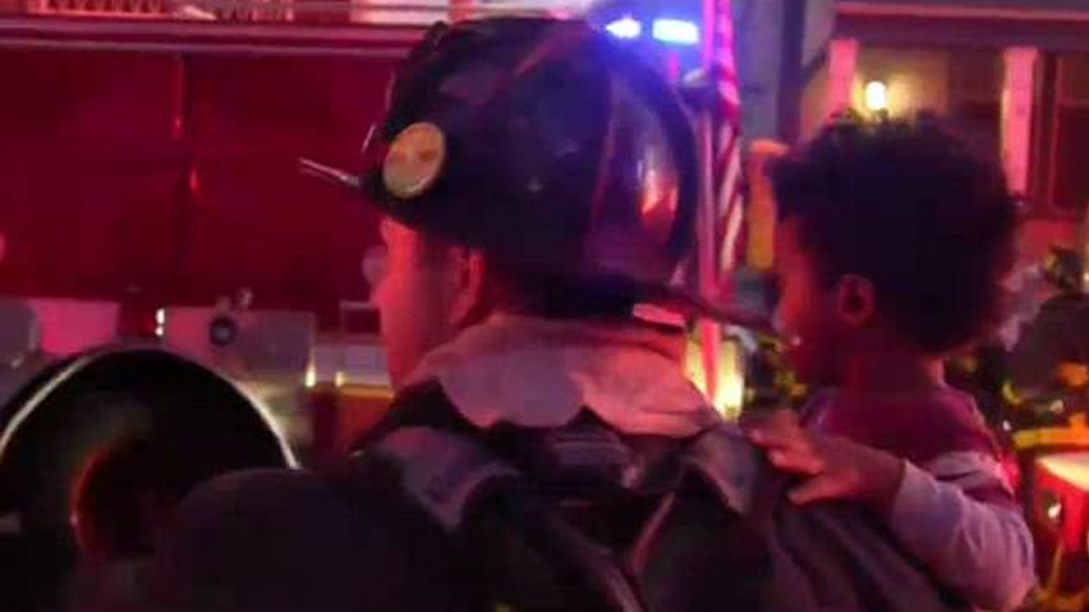 Rescatan a mujer y a su hijo de departamento en llamas en Boston - incendio-departamentos-boston-2