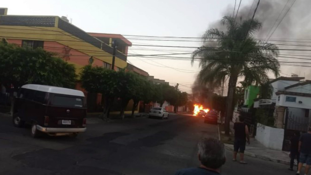 #Video Incendian vehículos tras ataque a secretario estatal del Trabajo en Jalisco