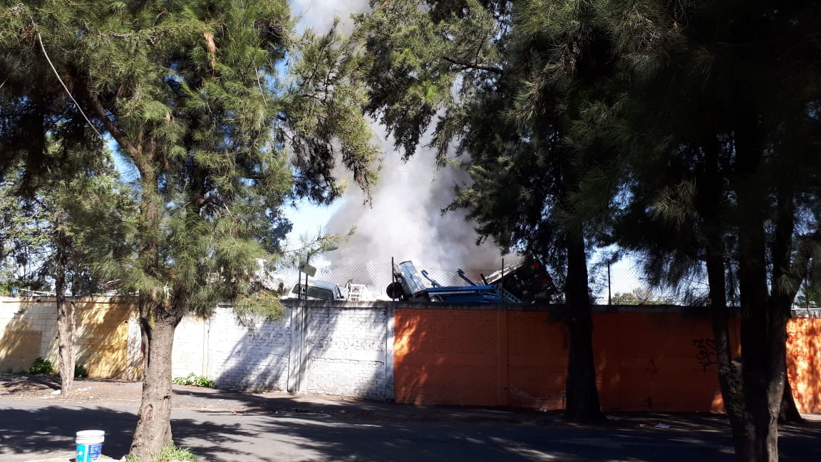 Se incendia depósito de vehículos en San Juan Aragón - incendio