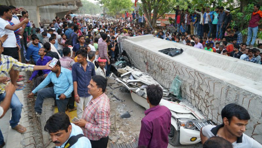 Colapso de paso elevado en la India deja al menos 16 muertos