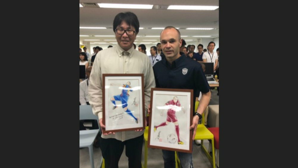 Autor de ‘Captain Tsubasa’ da la bienvenida a Japón a Andrés Iniesta