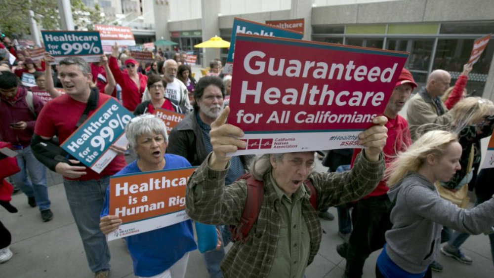 California daría cobertura médica a migrantes