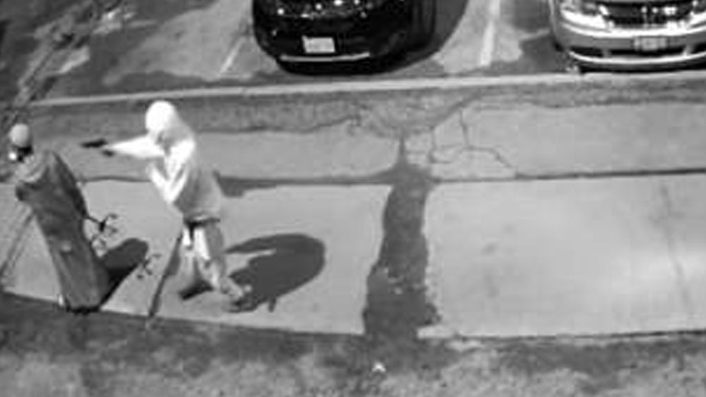 #Video Hombre se salva de ser asesinado tras atascarse pistola de agresor