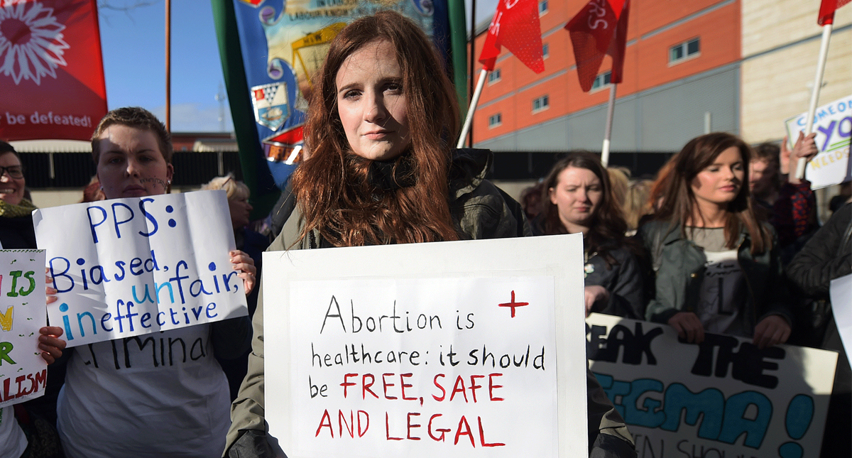 Irlandeses rechazan prohibición al aborto en encuestas