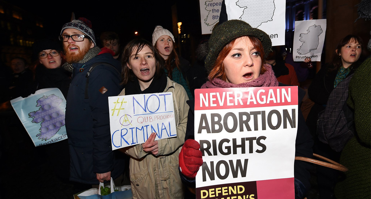 Irlandeses rechazan prohibición al aborto en encuestas - irlanda-aborto-manifestacion