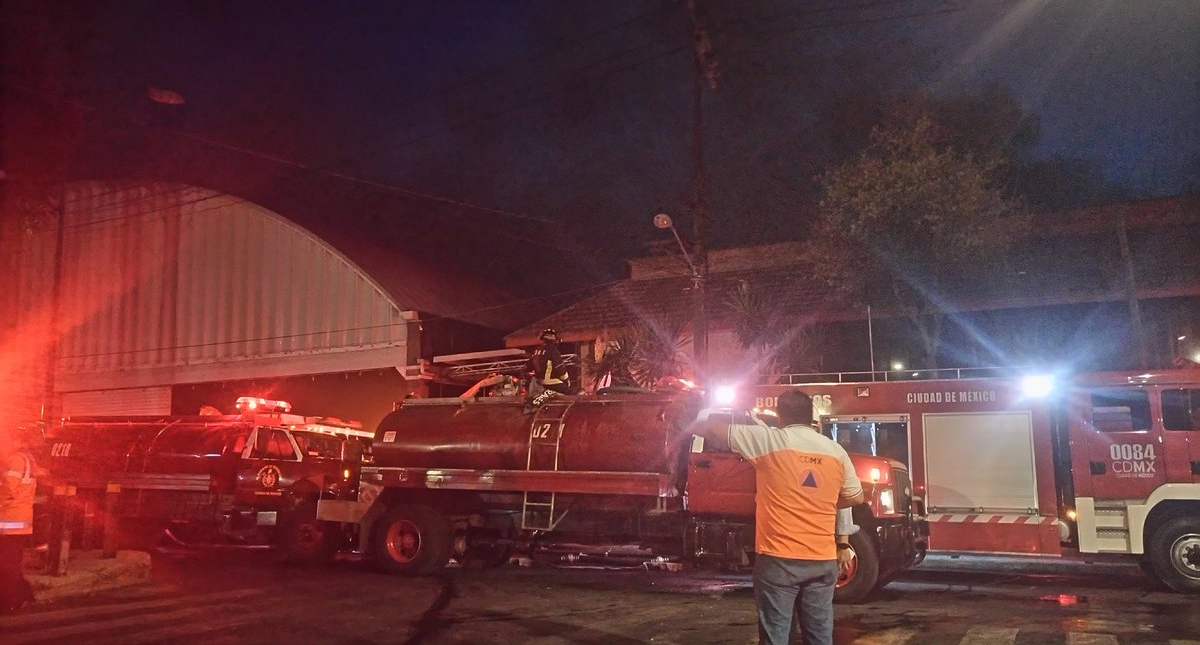 Controlan incendio en fábrica de cosméticos en Iztapalapa