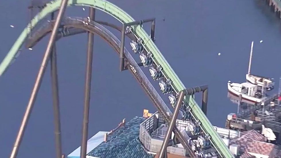 Montaña rusa deja 64 pasajeros suspendidos en el aire