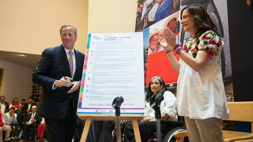 Firma Meade decálogo de derechos para personas con discapacidad