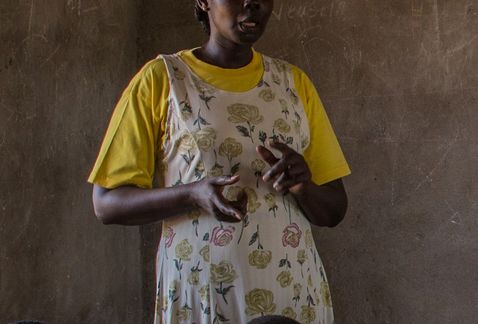 Condenan a la horca a joven que mató a su esposo por violarla - joven-maestra-sursudanesa-escuela-juba-milima20180511-0154-11