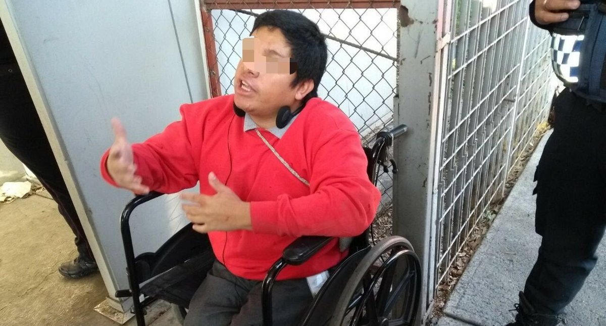Joven en silla de ruedas golpea a policía en Taxqueña