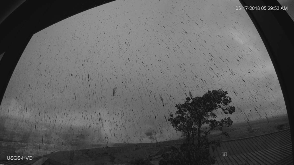 Erupción explosiva del Kilauea lanza columna de ceniza