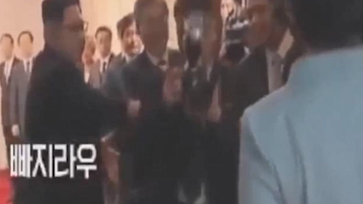 #Video Kim Jong-un empuja a fotógrafo