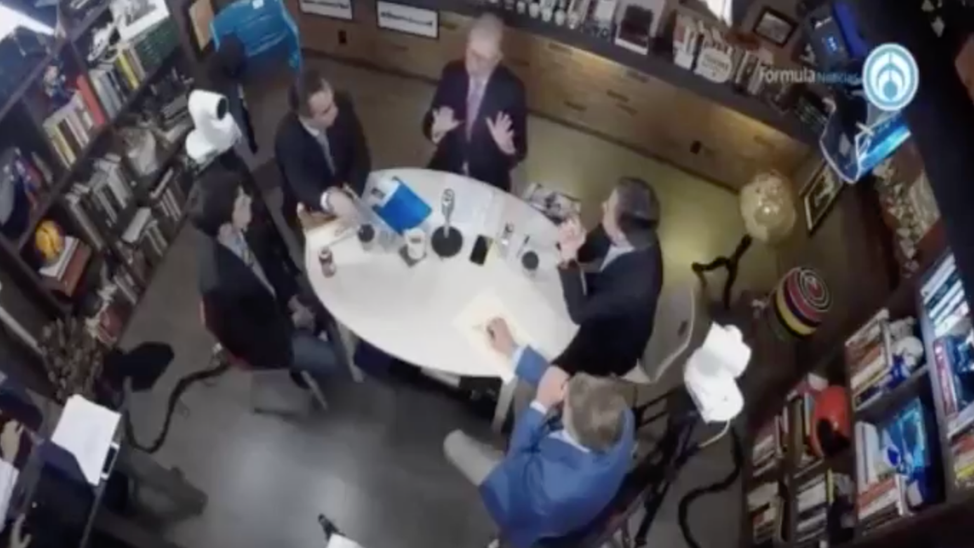 La mesa de los coordinadores de campaña