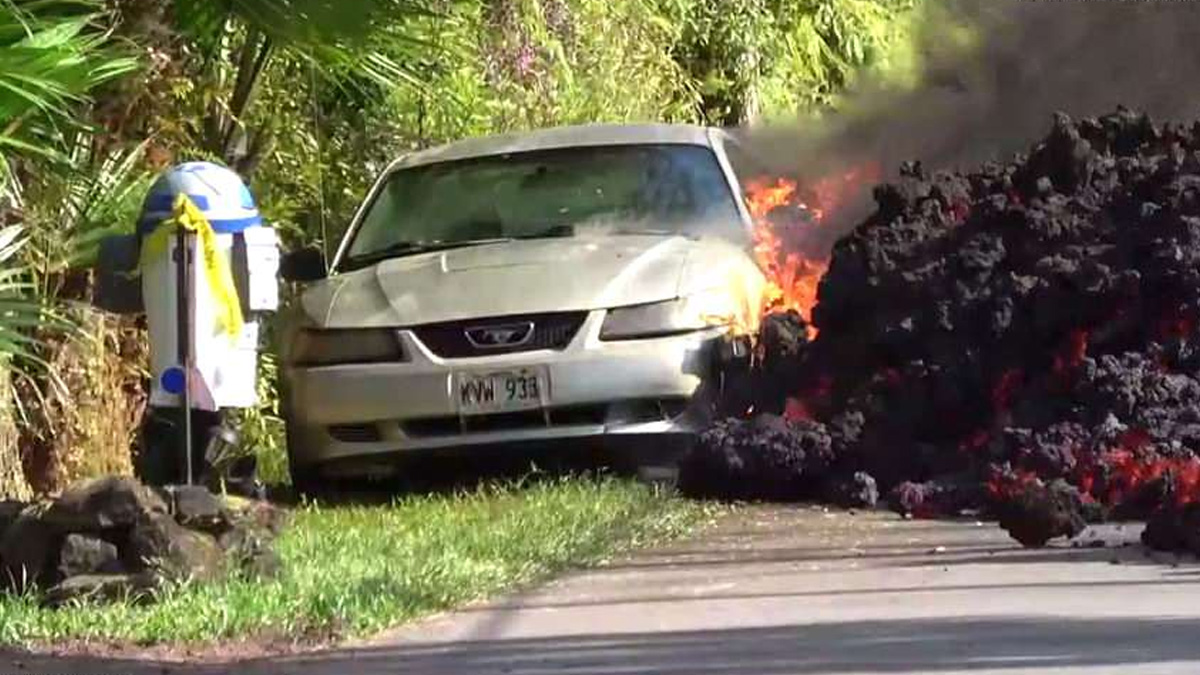#Video Volcán destruye un automóvil y bloquea calle en Hawaii