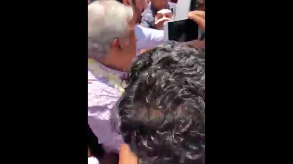 Eva Cadena entrega a López Obrador copia de ‘La Traición’ Eva Cadena entrega a López Obrador copia de ‘La Traición’