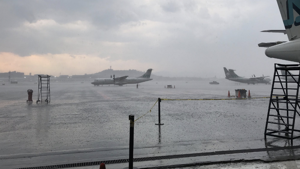 Lluvia provoca encharcamientos en vialidades del oriente de la CDMX