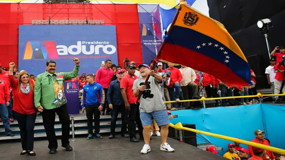 Maradona canta y baila en cierre de campaña de Maduro