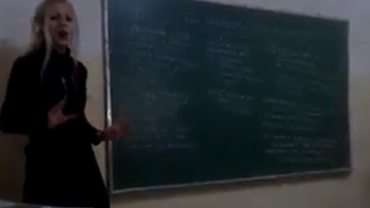 Despiden a maestra en Argentina por defender a Hitler