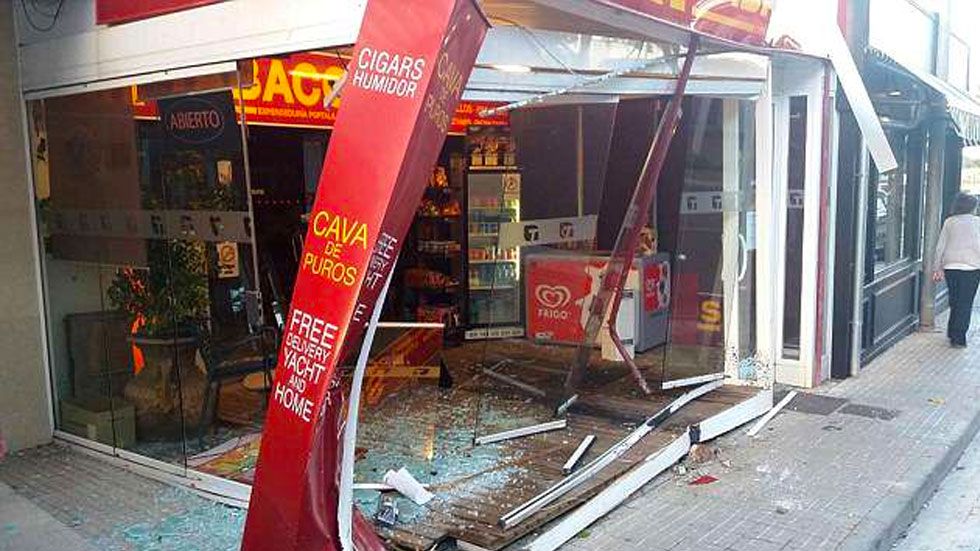 #Video Multimillonario británico choca Rolls Royce contra tienda