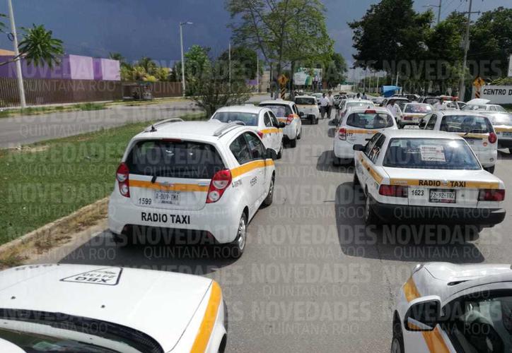 Taxistas paralizan Quintana Roo por ley de movilidad - manifestacion-taxistas-bacalar