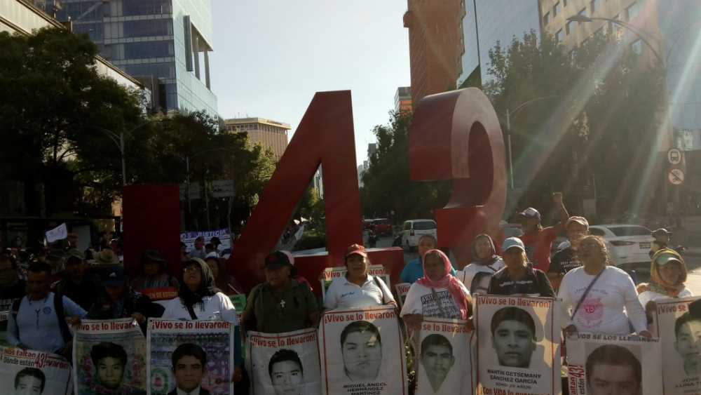 Marchan a 44 meses de la desaparición de los 43 normalistas de Ayotzinapa