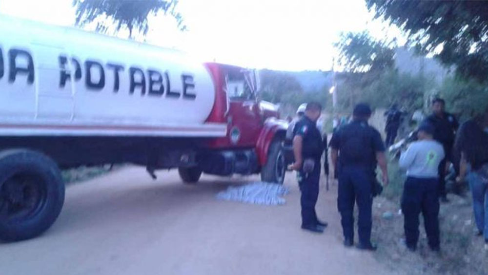 Muere menor tras ser atropellado por pipa en Oaxaca