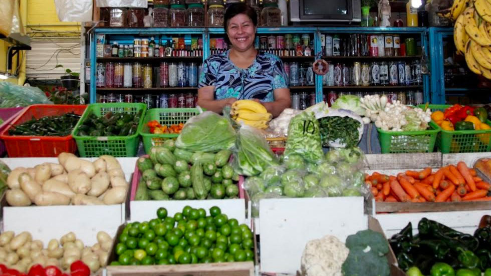 Alumnos toman clase en mercado debido al sismo del 19 de septiembre