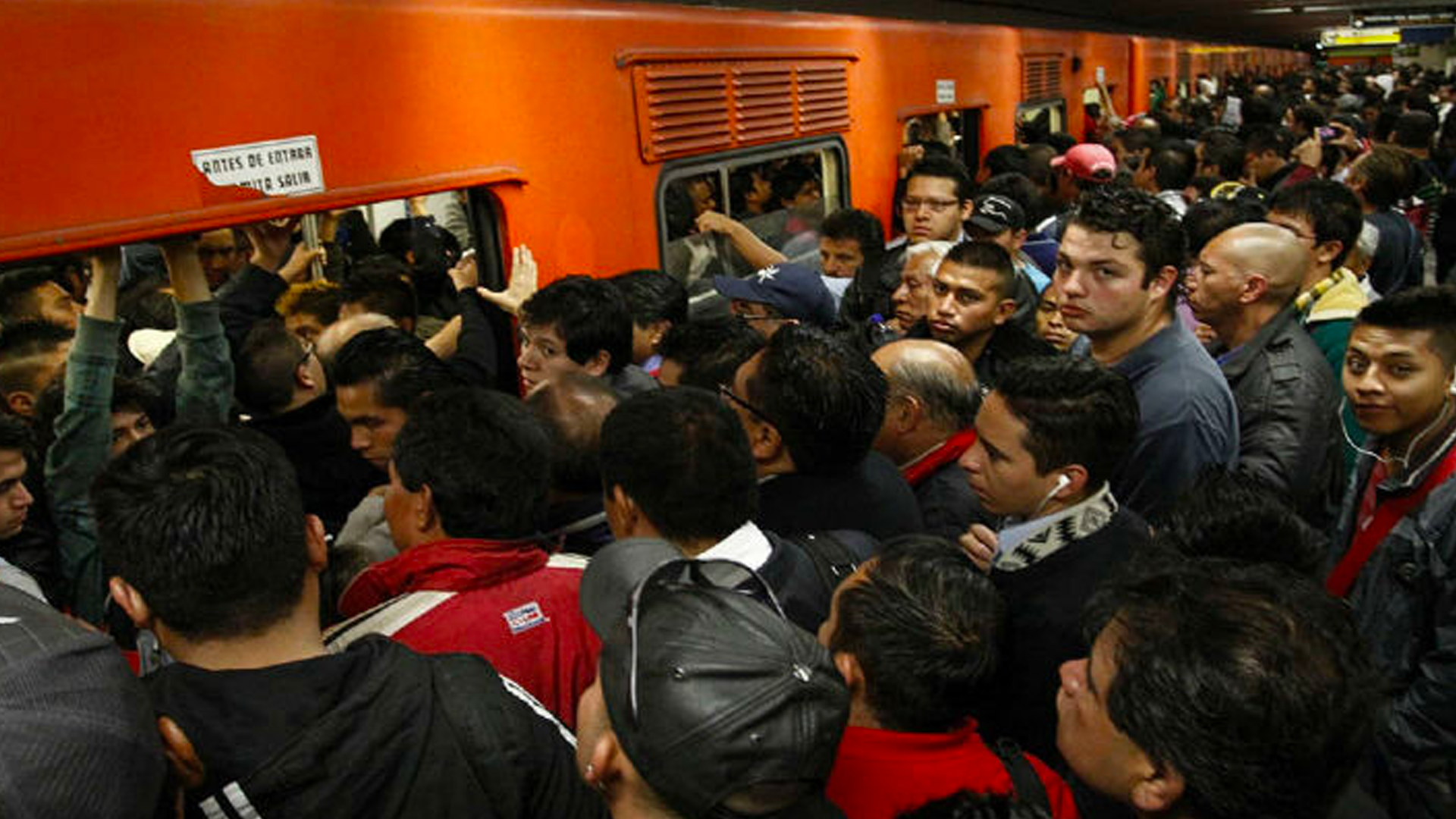 Multan a usuario del Metro de la CDMX por quedarse dormido