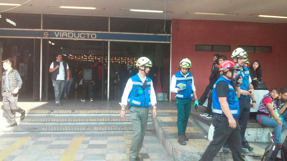 Hombre se suicida en Metro Viaducto