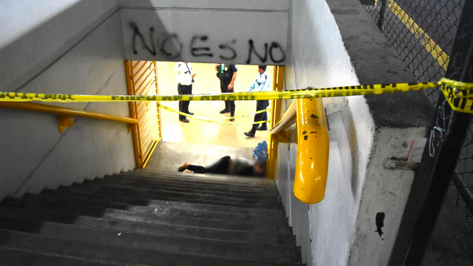 Muere mujer en escaleras del Metro Zapata