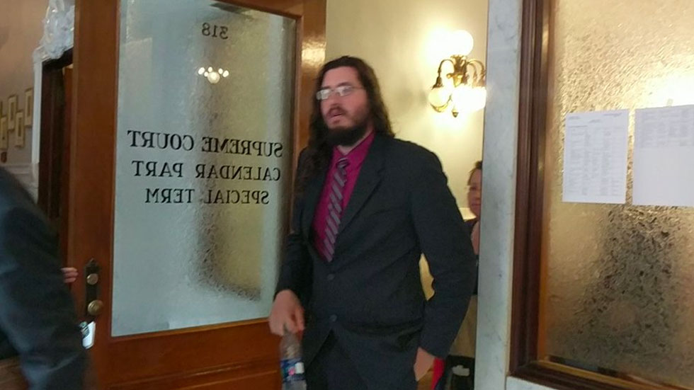 Juez ordena a que hombre se mude de la casa de sus padres