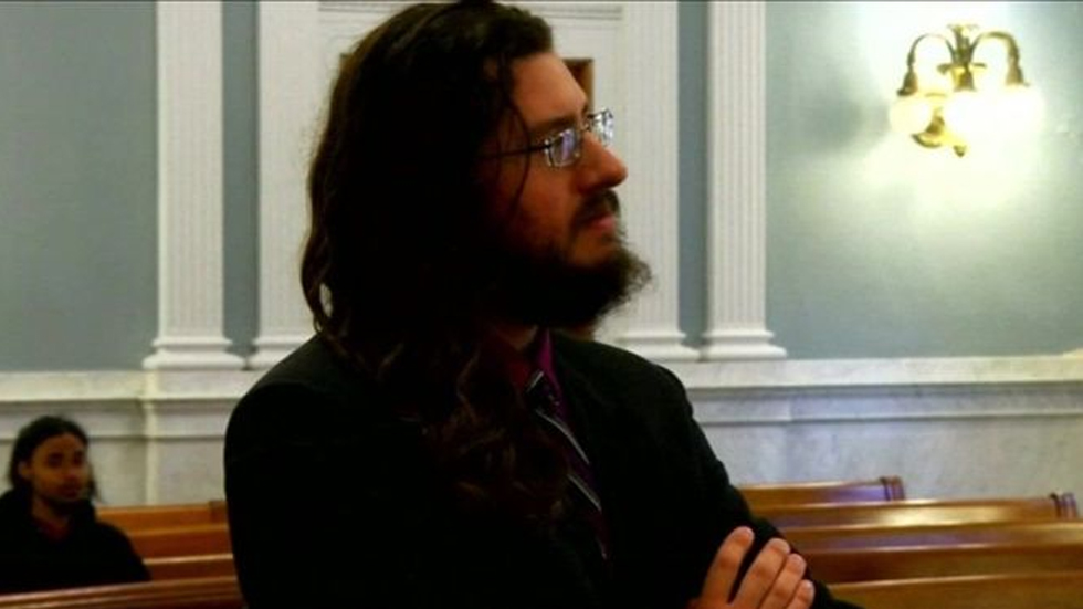 Ofrecen trabajo a hombre obligado a dejar la casa de sus padres