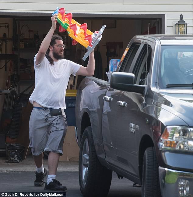 Hombre obligado a abandonar casa de sus padres inicia mudanza - michael-rotondo-nueva-york-4