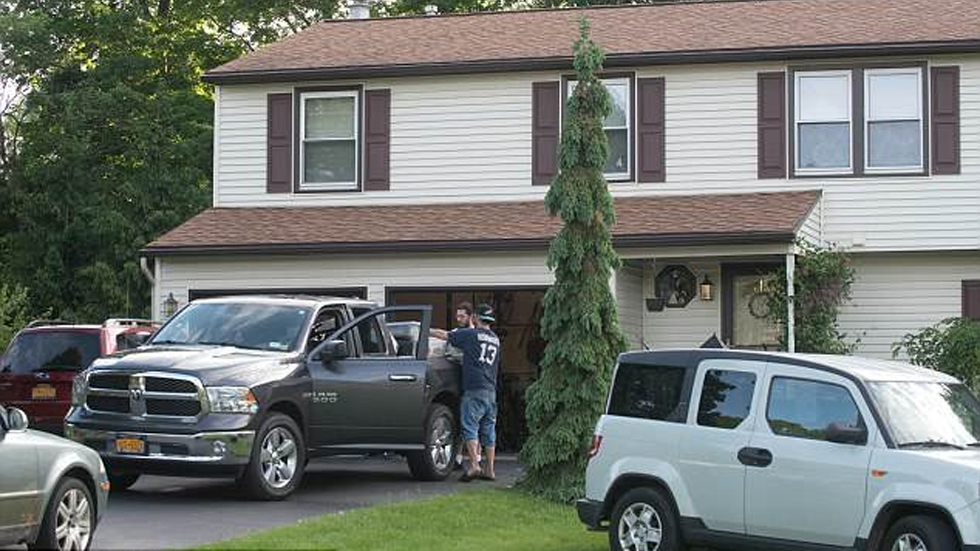 Hombre obligado a abandonar casa de sus padres inicia mudanza - michael-rotondo-nueva-york-5