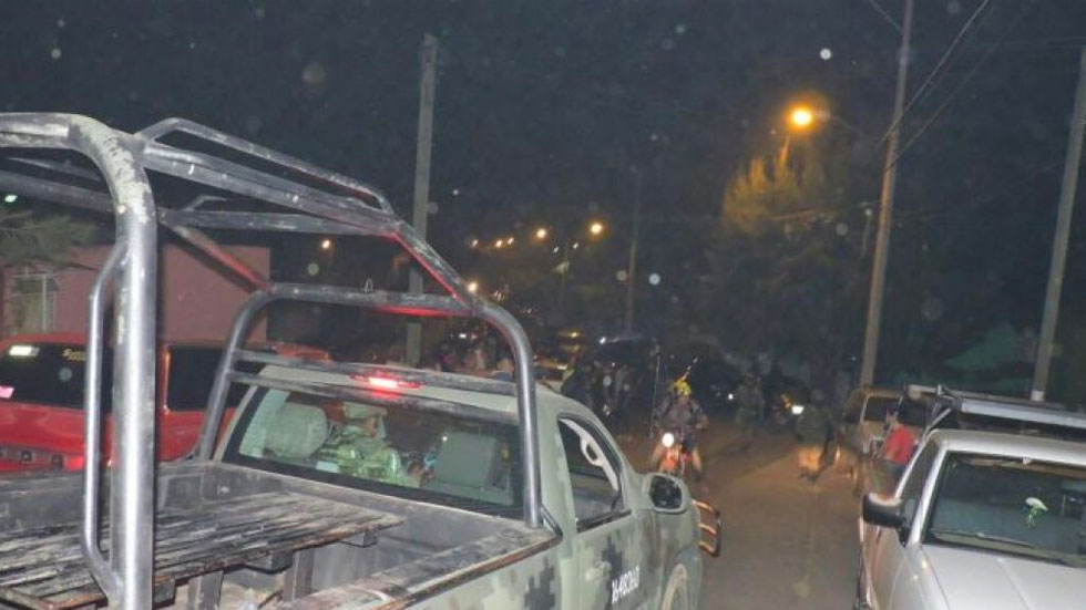 Civiles armados y autoridades se enfrentan en carretera de Michoacán