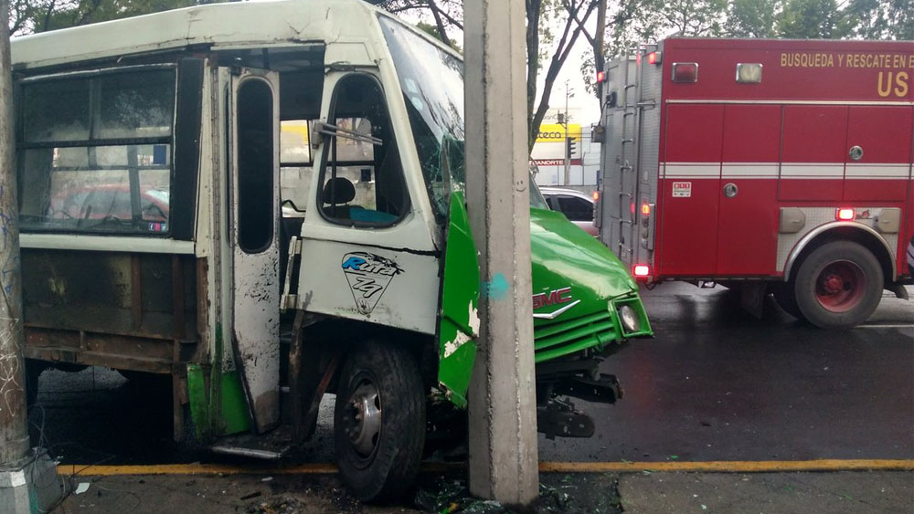 Choque de microbús deja ocho lesionados en Tlalpan