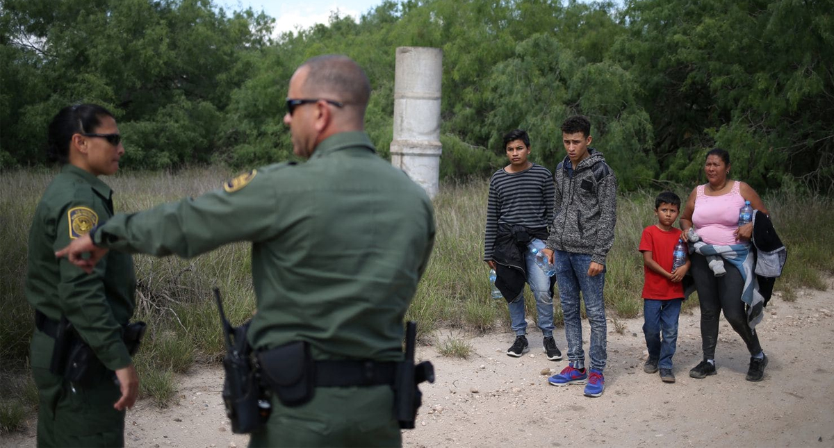 Juez rechaza petición de Trump de permitir retención de niños migrantes por más de 20 días