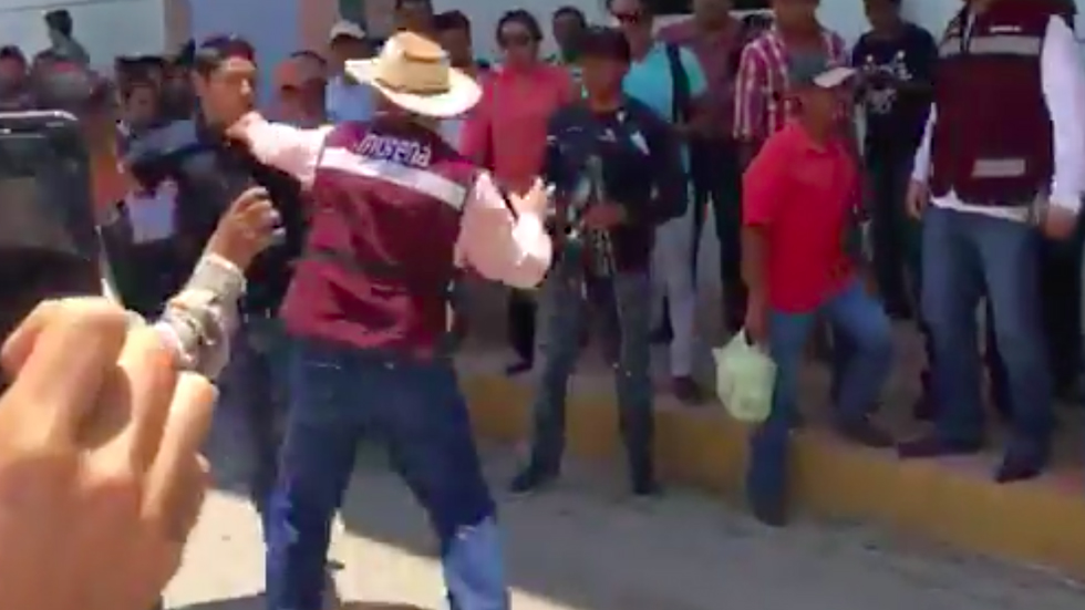 #Video Jóvenes pelean con personal de Morena en Veracruz