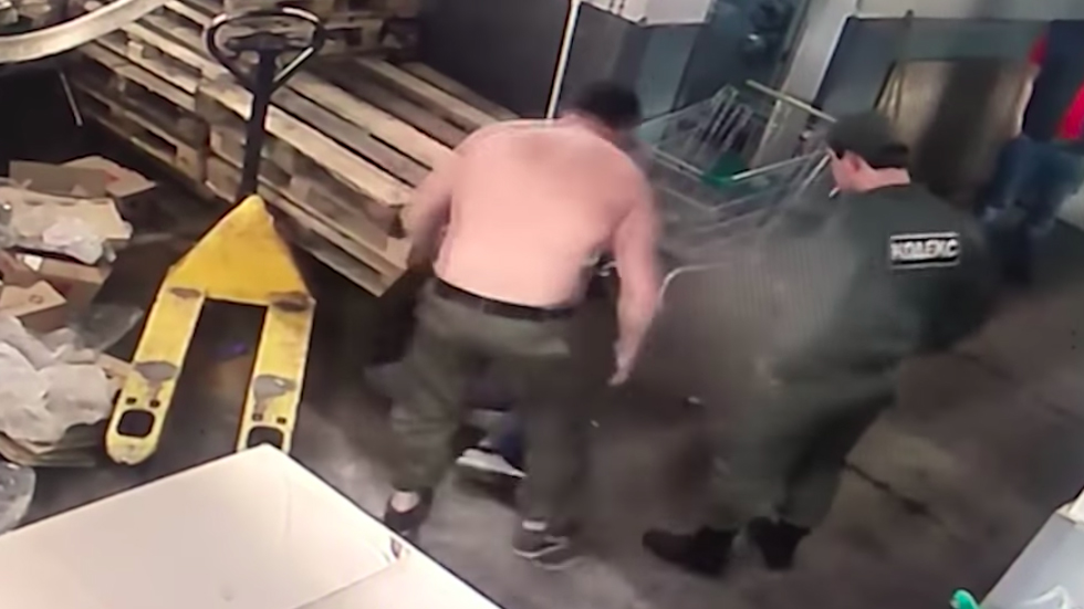 #Video Trabajadores de supermercado golpean a cliente en Rusia