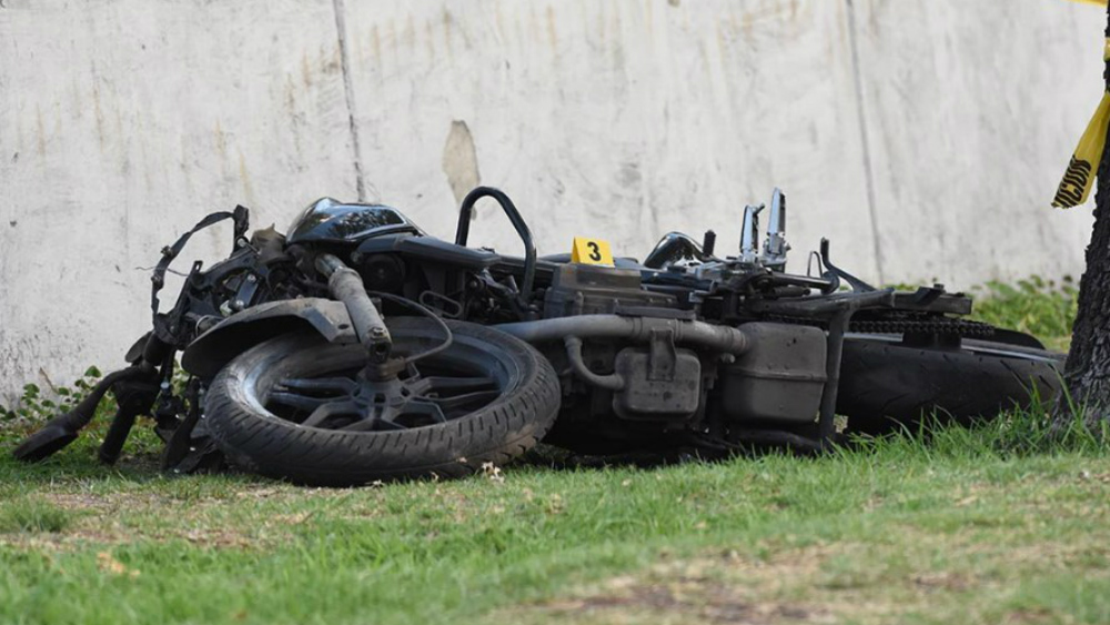 Choque entre moto y auto deja un muerto en Tlalpan - motociclista-tlalpan3