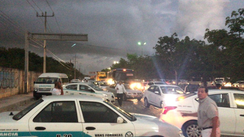 Se movilizan taxistas en Quintana Roo por aprobación de Uber