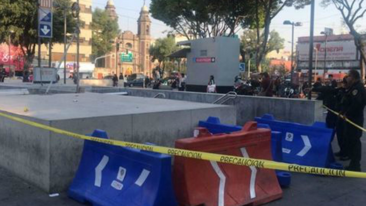 Muere hombre a la entrada del Metro Pino Suárez