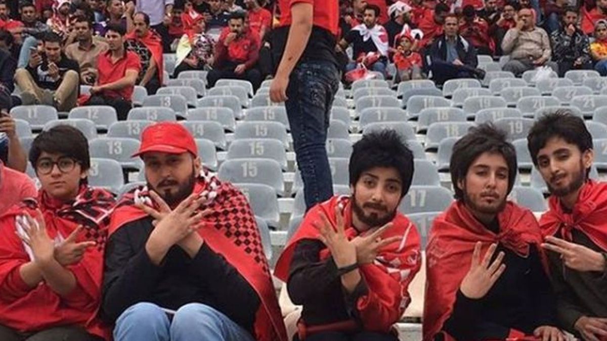 #Video Mujeres se disfrazan de hombres para entrar a estadio en Irán
