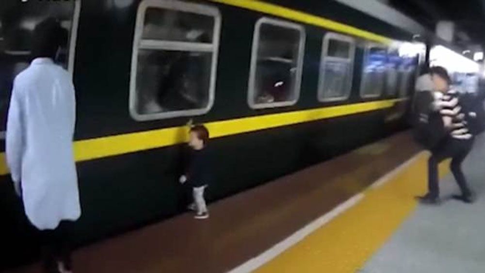 #Video Niña de dos años cae a vías del tren en China