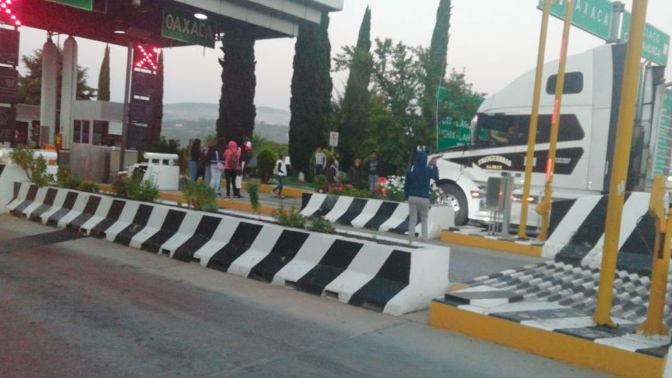 Normalistas toman caseta en Oaxaca
