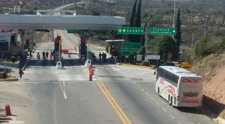 Normalistas toman caseta en Oaxaca - oaxaca-normalistas-caseta