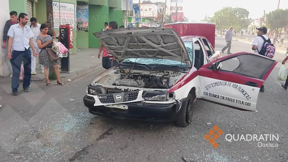 Agreden a fotoperiodista en Oaxaca durante enfrentamiento entre transportistas - oaxaca-taxi-vandalizado