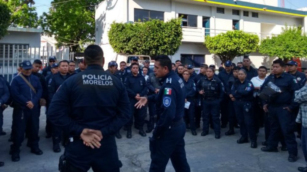 Policías municipales en Morelos realizan paro por falta de pago