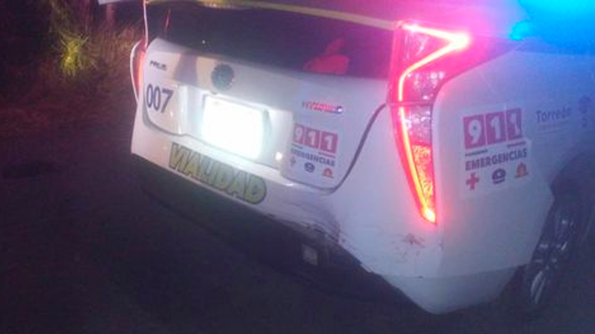 Conductor se da a la fuga luego de chocar a patrulla nueva de tránsito